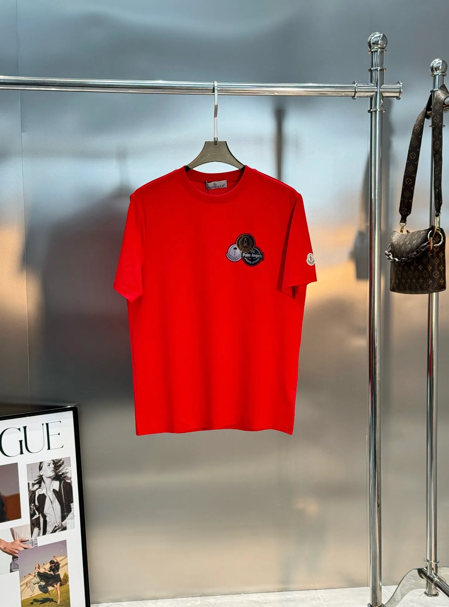 ⚜️ MONCLER 26s T . 190g . Breathable， ! New Arrival . ， 。 . ， ， ，Sneakers !MONCLERPremium ， ， ! ！ ：Black.White.Bright Red.Sizes：M-3XL（S 4XL ） ❗️175/145 XL